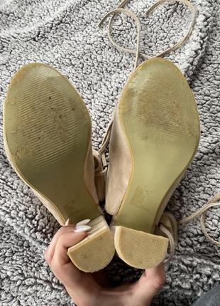 Замшеві босоніжки на шнурівці туфлі з переплетами на каблуку8 фото