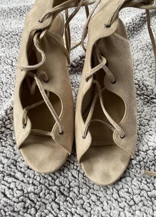 Замшеві босоніжки на шнурівці туфлі з переплетами на каблуку6 фото