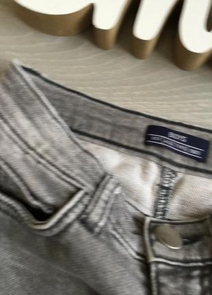 Стильные серые джинсы с потертостями на мальчика 7 лет