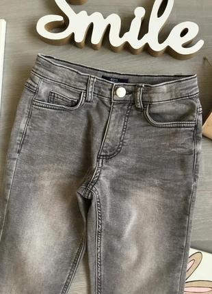 Стильные серые джинсы с потертостями на мальчика 7 лет