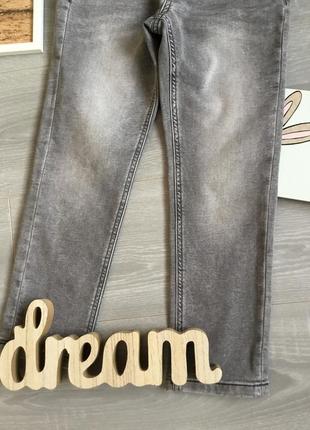 Стильные серые джинсы с потертостями на мальчика 7 лет