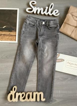 Стильные серые джинсы с потертостями на мальчика 7 лет