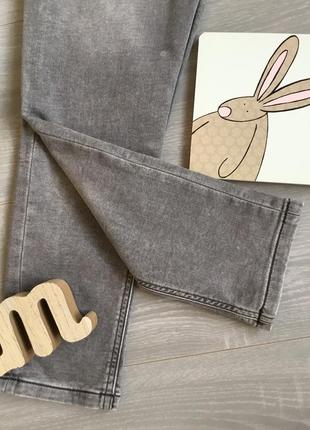 Стильные серые джинсы с потертостями на мальчика 7 лет