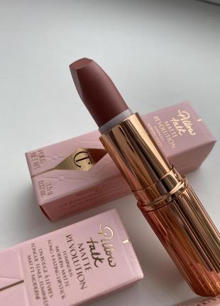 Знаменита помада charlotte tilbury matte revolution у відтінку pillow talk
