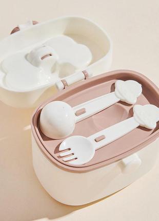 Контейнер для хранения детской сухой смеси 600 мл с мерной ложечкой и вилкой розовый