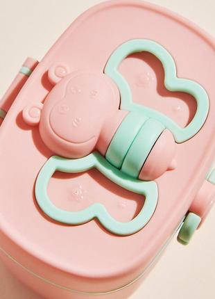 Контейнер для хранения детской сухой смеси 600 мл с мерной ложечкой и вилкой розовый