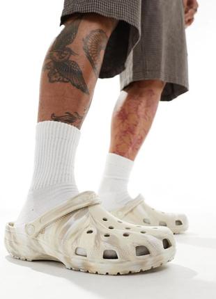 Клоги crocs classic marbled сlogs в цвете мрамор/мульти!