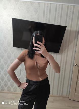 Нюдовый топ от бренда jennyfer, с красивыми вырезами, хороший бренд, интересный фасон.