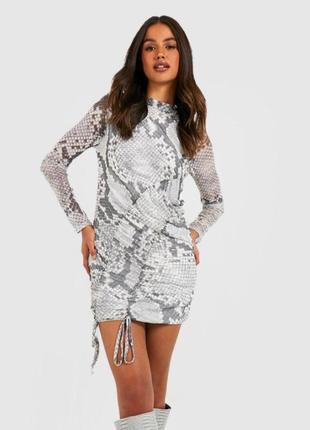 Платье в змеиный принт boohoo
