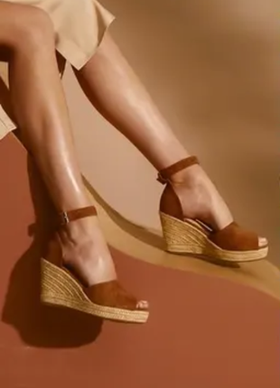 Босоніжки на танкетці верблюжого кольору