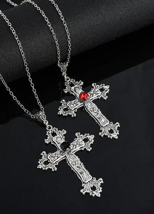 Сріблястий ланцюжок з підвіскою хрест з червоним та чорним камінцем