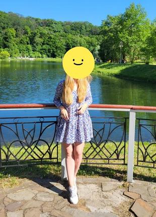 Платье в цветочек с длинным рукавом. м