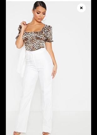 Белые брюки prettylittlething