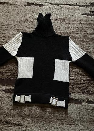 Черно-белый женский свитер