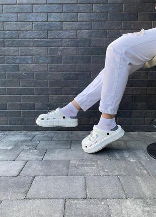 Crocs с джибитсами білі