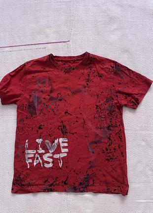 Червона футболка з принтом