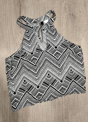 Черно-белый топ в геометрический принт бренда divided h&m