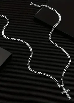 Длинная цепочка с подвеской с серебристым крестом инкрустированными ринестонами