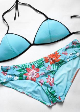 Стильний купальник бірюзового кольору з плавками в тропічних кольорах