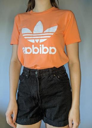 Персиковая коттоновая хлопковая футболка adidas оранжевая однотонная с логотипом спереди