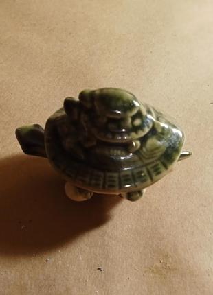 Керамічна черепашка на удачу.