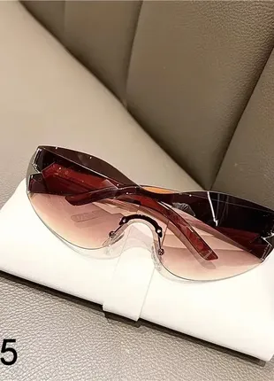 Солнцезащитные очки y2k со  звездой, с  сердечками.