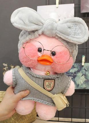 Рожева качка лалафанфан в сірому одязі - lalafanfan качечка м'яка іграшка cafe mimi duck