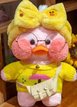 Рожева качка лалафанфан в жовтому одязі - lalafanfan качечка м'яка іграшка cafe mimi duck