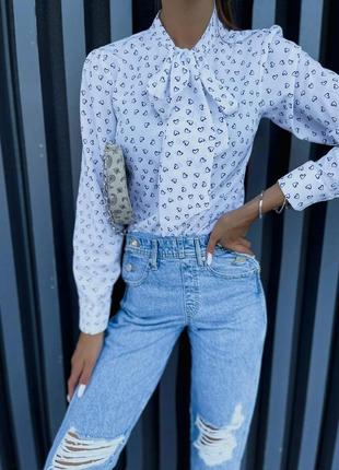 Жіноча блузка з принтом та бантиком.