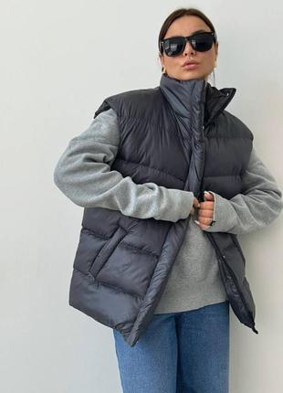 Объемный пуховый жилет с карманами