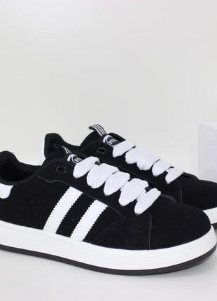 Замшеві чорні скейтери з білими об'ємними шнурками.