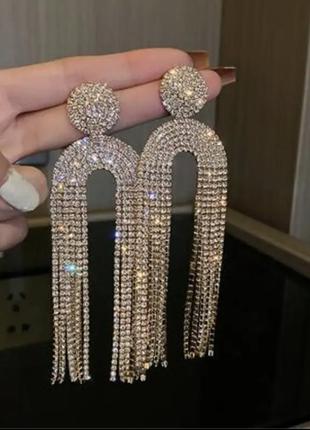 Вечірні сережки великі довгі золотисті з камінчиками зі стразами весільні2 фото