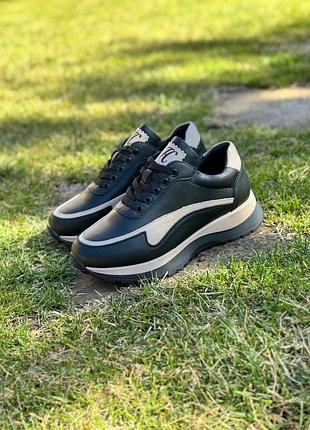 Кросівки жіночі