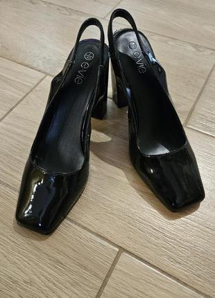 Туфлі лак 39 розмір чорні на широкому високому каблуку