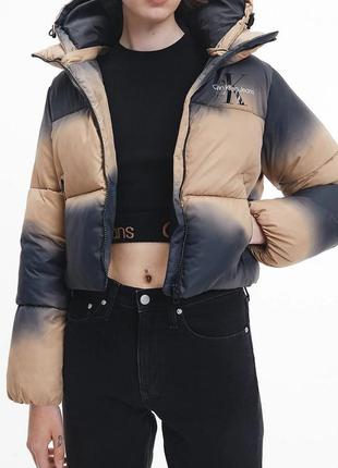 Коротка куртка від calvin klein,