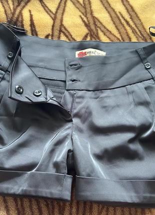 Атласні чорні шорти фонарики укорочені класичні під костюм