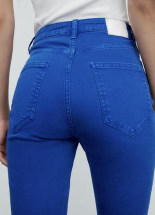 Женские синие джинсы с разрезом зара zara 6164/2115 фото