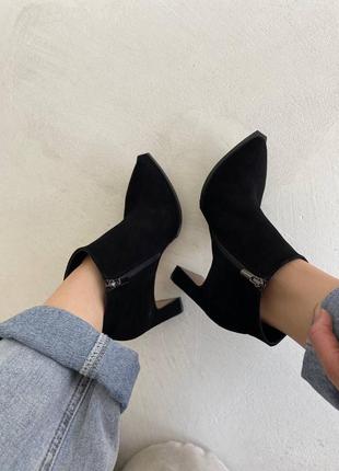 Класичні ботільйони на байці на підборах з велюру велюр осінні демі демісезонні чобітки на каблуках