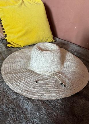 Летняя плетеная шляпа