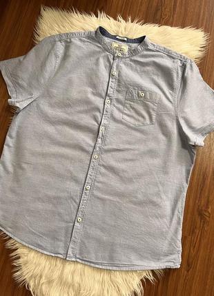 Нежно голубая мужская рубашка на коротком рукаве без воротничка