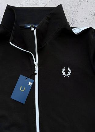 Костюм fred perry лампас: кофта-штани
2 пари шкарпеток у подарунок!4 фото