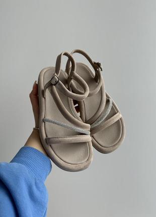 Замшевые женские босоножки песочные бежевые блестящие в стразах