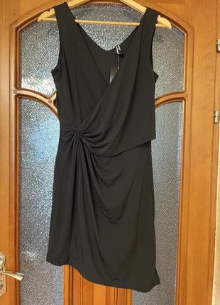 Платье женское черное, красиво сидит по фигуре, с вырезом и сборкой