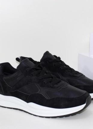 Базові чорні кросівки на білій підошві