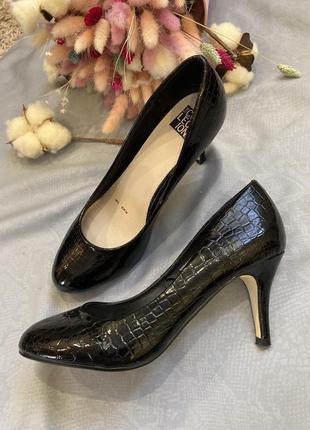 Лакові шкіряні туфлі човники collection в стилі clarks