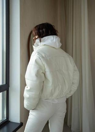 Стильна укорочена «дута» куртка - бомбер bomb  з екошкіри lux якості білого кольору2 фото