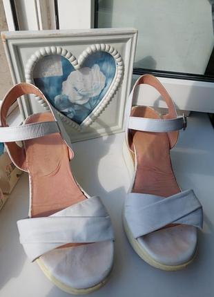 Босоножки на танкетке
