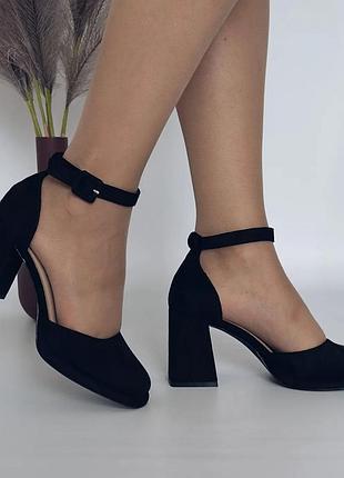 Женские замшевые туфли на каблуке с ремешком