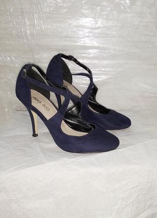 Відкриті туфлі човники з перемичкою ланцюжками мері джейн лоліта середній каблук шпилька зручні темно сині дорогий бренд miss kg 2024 повнорозмірні2 фото