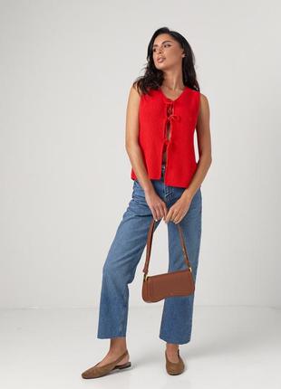 Женский вязаный жилет на завязках